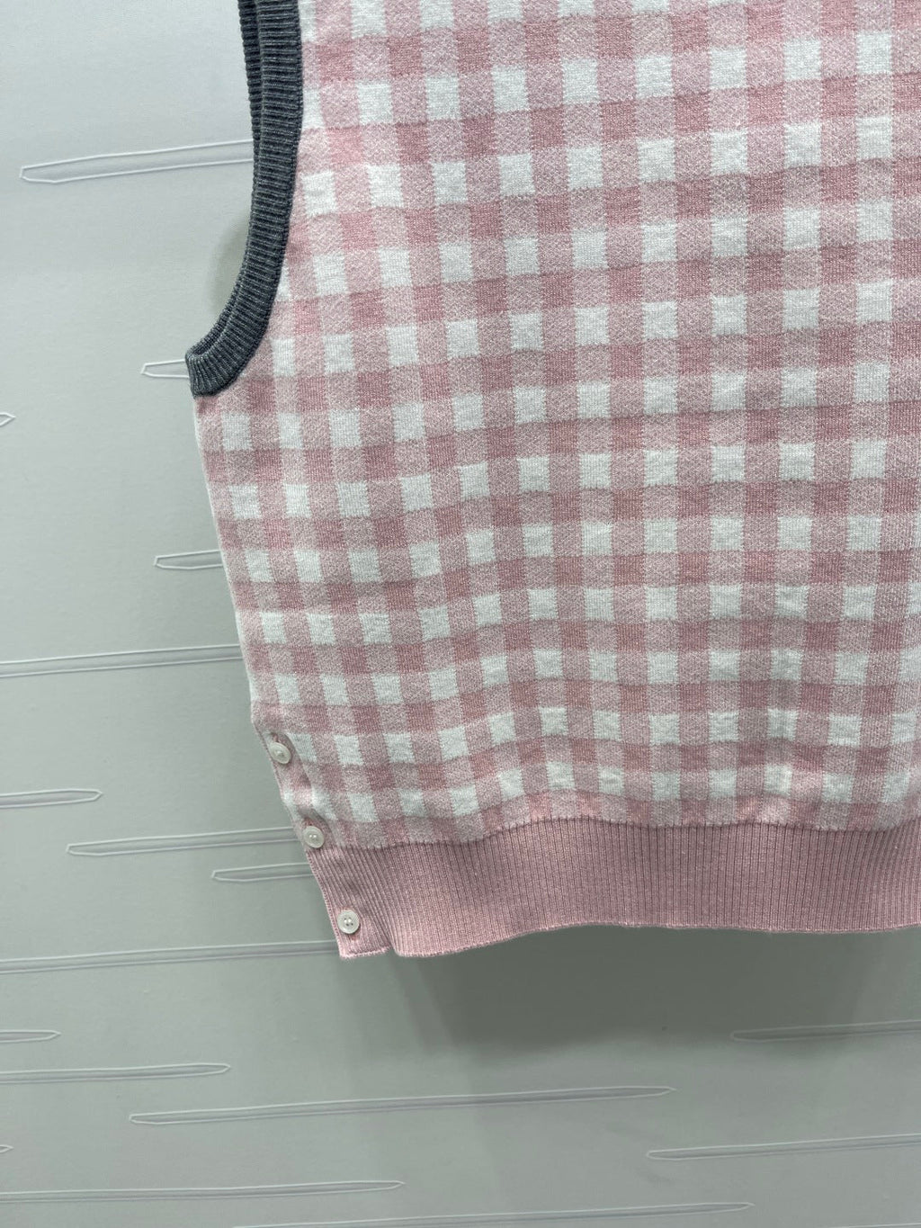THOM 26S SLEEVELESS SWEATER STYLE 126
