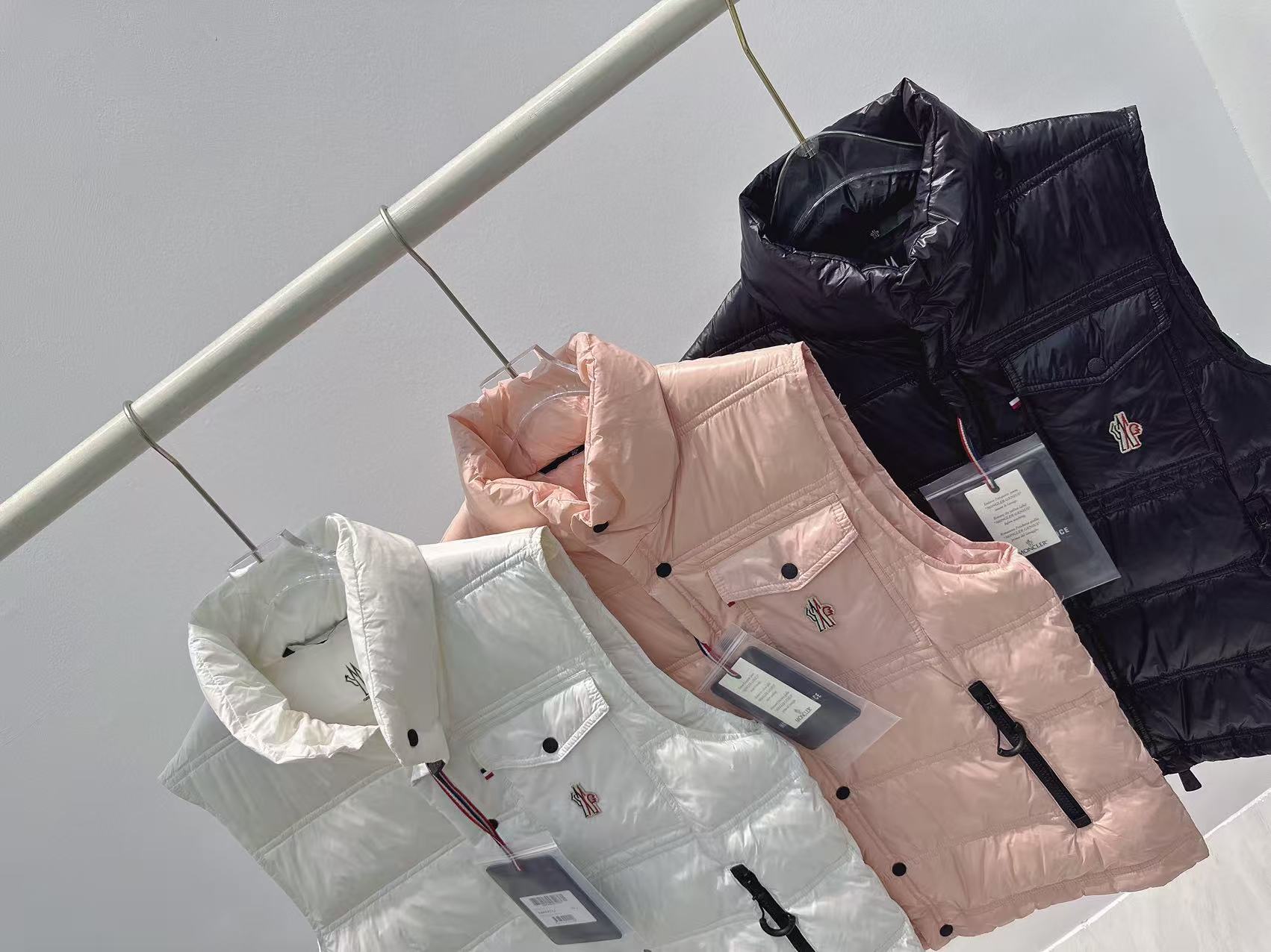 MONCLER 25S DOWN VEST IN BLACK 032